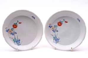 a pair of japanese kakiemon dishes, late 17th century